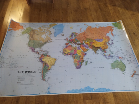 Prodám   velkou  nástěnnou mapu světa  120 x 200 cm