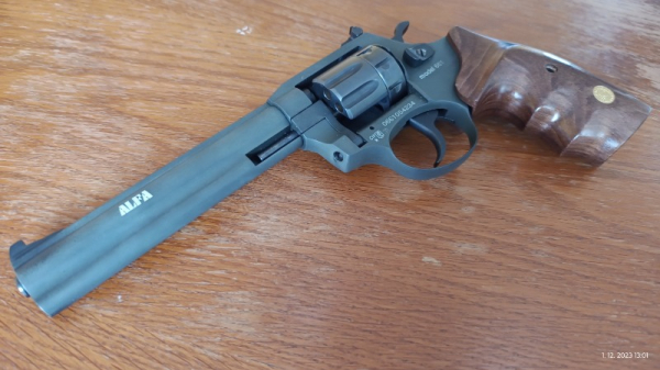 Flobert revolver ALFA 661 cal. 6mm - černý mat, dřevo